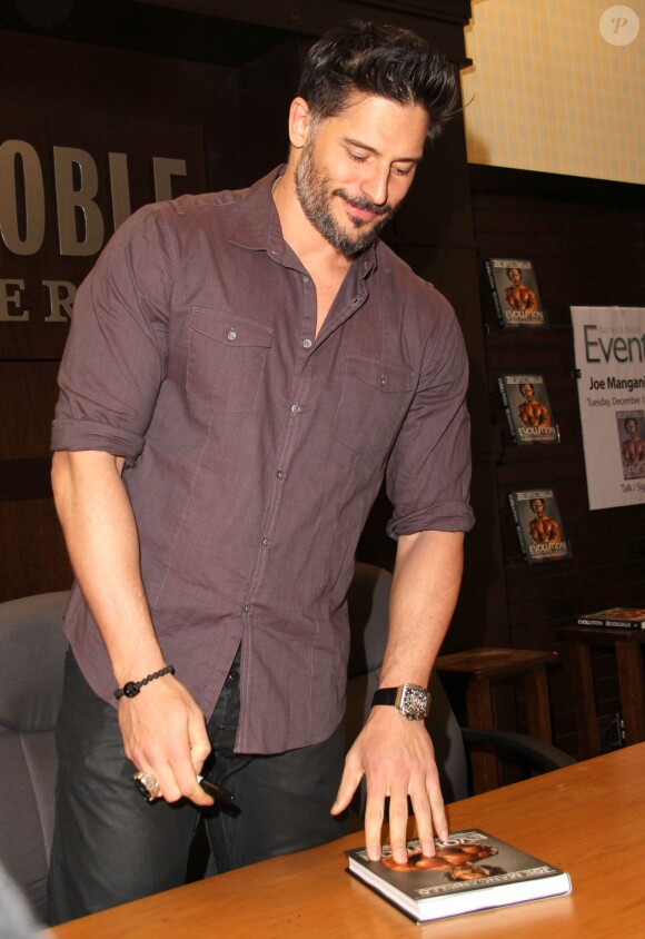 Joe Manganiello lors d'une séance de dédicaces de son livre Evolution : The Cutting Edge Guide To Breaking Down Mental Walls and Building The Body You've Always Wanted chez Barnes & Noble, au centre commercial The Grove. Los Angeles, le 17 décembre 2013.