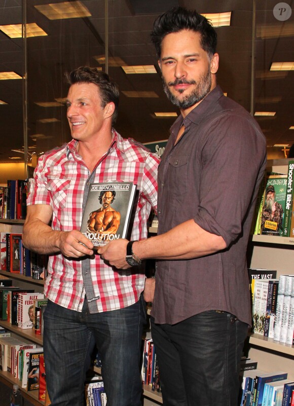 Joe Manganiello lors d'une séance de dédicaces de son livre Evolution : The Cutting Edge Guide To Breaking Down Mental Walls and Building The Body You've Always Wanted chez Barnes & Noble, au centre commercial The Grove. Los Angeles, le 17 décembre 2013.