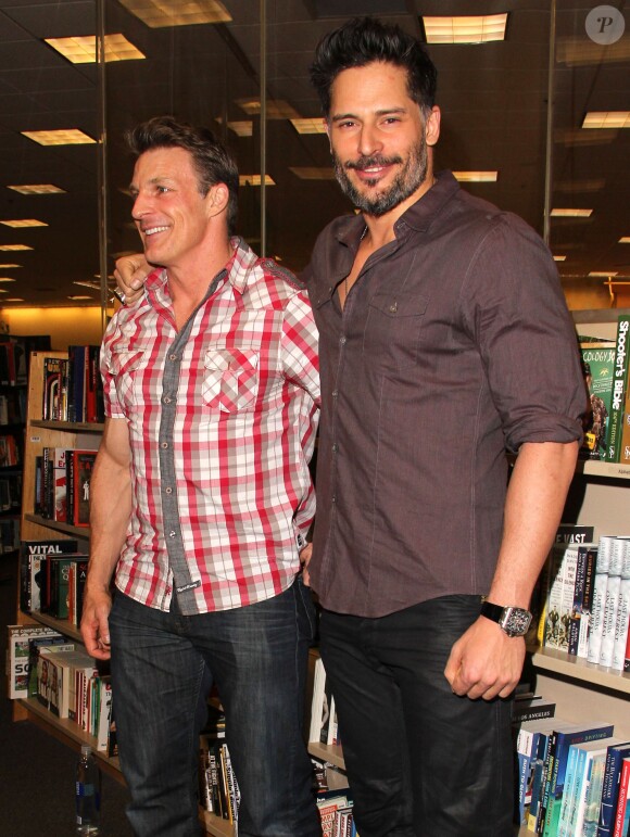 Joe Manganiello lors d'une séance de dédicaces de son livre Evolution : The Cutting Edge Guide To Breaking Down Mental Walls and Building The Body You've Always Wanted chez Barnes & Noble, au centre commercial The Grove. Los Angeles, le 17 décembre 2013.