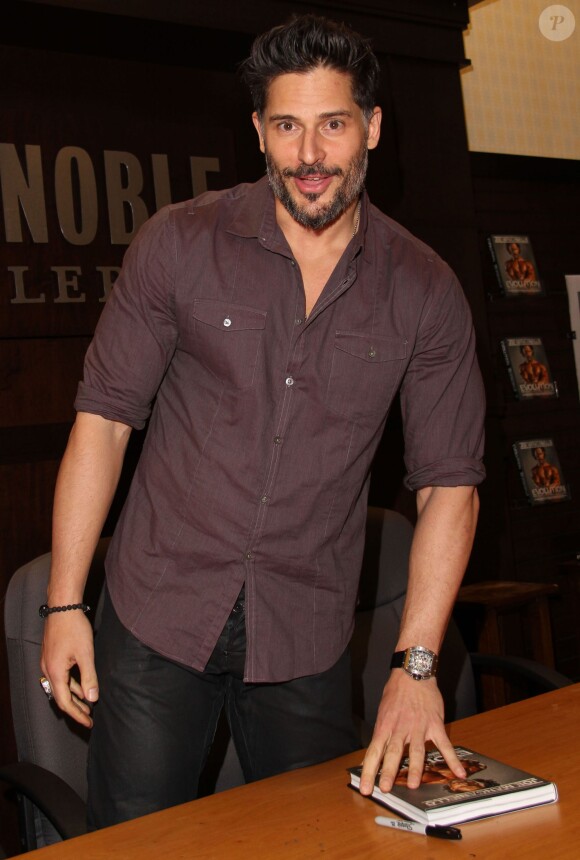 Joe Manganiello lors d'une séance de dédicaces de son livre Evolution : The Cutting Edge Guide To Breaking Down Mental Walls and Building The Body You've Always Wanted chez Barnes & Noble, au centre commercial The Grove. Los Angeles, le 17 décembre 2013.