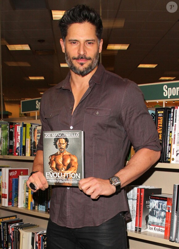 Joe Manganiello lors d'une séance de dédicaces de son livre Evolution : The Cutting Edge Guide To Breaking Down Mental Walls and Building The Body You've Always Wanted chez Barnes & Noble, au centre commercial The Grove. Los Angeles, le 17 décembre 2013.