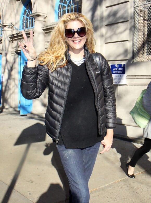 Exclusif - Kristen Johnston dans les rues de New York après avoir voté, le 6 novembre 2012.