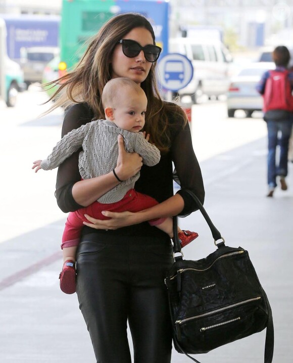 Lily Aldridge et sa fille Dixie arrive arrivent à l'aéroport de Los Angeles en mai 2013