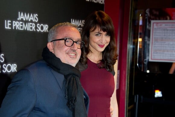 Dominique Farrugia et Mélissa Drigeard lors de l'avant-première du film "Jamais le premier soir" au Gaumont Opéra à Paris le 19 décembre 2013