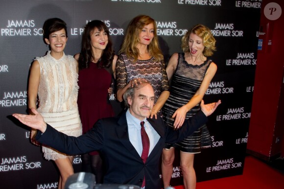 Michel Vuillermoz, Mélanie Doutey, Melissa Drigeard, Julie Ferrier, Alexandra Lamy lors de l'avant-première du film "Jamais le premier soir" au Gaumont Opéra à Paris le 19 décembre 2013