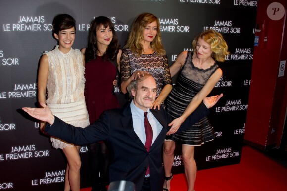 Michel Vuillermoz, Mélanie Doutey, Mélissa Drigeard, Julie Ferrier, Alexandra Lamy lors de l'avant-première du film "Jamais le premier soir" au Gaumont Opéra à Paris le 19 décembre 2013