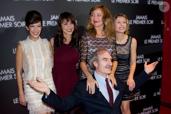 Michel Vuillermoz, Mélanie Doutey, Melissa Drigeard, Julie Ferrier, Alexandra Lamy lors de l'avant-première du film "Jamais le premier soir" au Gaumont Opéra à Paris le 19 décembre 2013