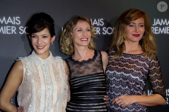 Mélanie Doutey, Alexandra Lamy et Julie Ferrier lors de l'avant-première du film "Jamais le premier soir" au Gaumont Opéra à Paris le 19 décembre 2013
