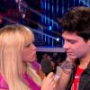 Enora Malagré a tout fait pour réconforter le jeune Hugo après son élimination lors du deuxième prime en live de Nouvelle Star. Jeudi 19 décembre 2013.