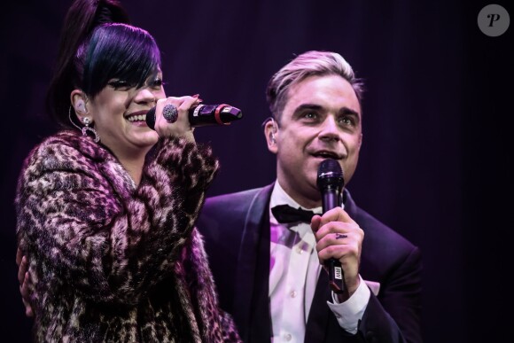 Lily Allen et Robbie Williams se sont produit en duo lors du concert de charité "Under1Roof" à Londres, le 19 décembre 2013.