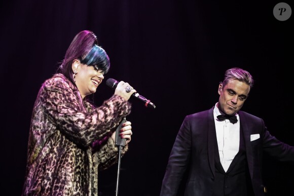 Lily Allen et Robbie Williams se montrés très complices lors du concert de charité "Under1Roof" à Londres, le 19 décembre 2013.
