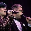 Lily Allen et Robbie Williams, complices, lors du concert de charité "Under1Roof" à Londres, le 19 décembre 2013.