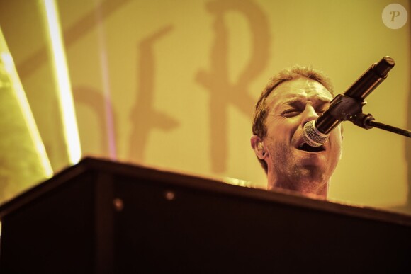 Chris Martin du groupe Coldplay lors du concert de charité "Under1Roof" à Londres, le 19 décembre 2013.