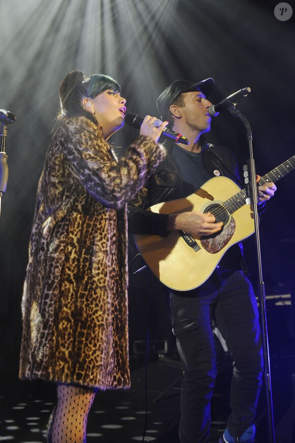 Lily Allen et Chris Martin (Coldplay) lors du concert de charité "Under1Roof" à Londres, le 19 décembre 2013.