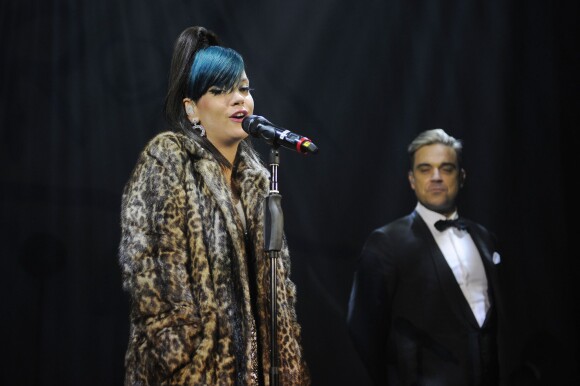 Lily Allen et Robbie Williams lors du concert de charité "Under1Roof" à Londres, le 19 décembre 2013.