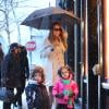 Mariah Carey et ses enfants Monroe et Moroccan font du shopping sous la neige pendant leur sejour à Aspen, le 20 décembre 2013.