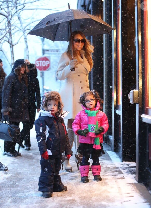 Mariah Carey et ses enfants Monroe et Moroccan font du shopping sous la neige pendant leur sejour à Aspen, le 20 décembre 2013.