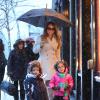 Mariah Carey et ses jumeaux Monroe et Moroccan font du shopping sous la neige pendant leur sejour à Aspen, le 20 décembre 2013.