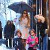 Mariah Carey et ses jumeaux Monroe et Moroccan font du shopping sous la neige pendant leur sejour à Aspen, le 20 décembre 2013.