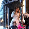 La chanteuse Mariah Carey et ses jumeaux Monroe et Moroccan font du shopping sous la neige pendant leur séjour à Aspen, le 20 décembre 2013.