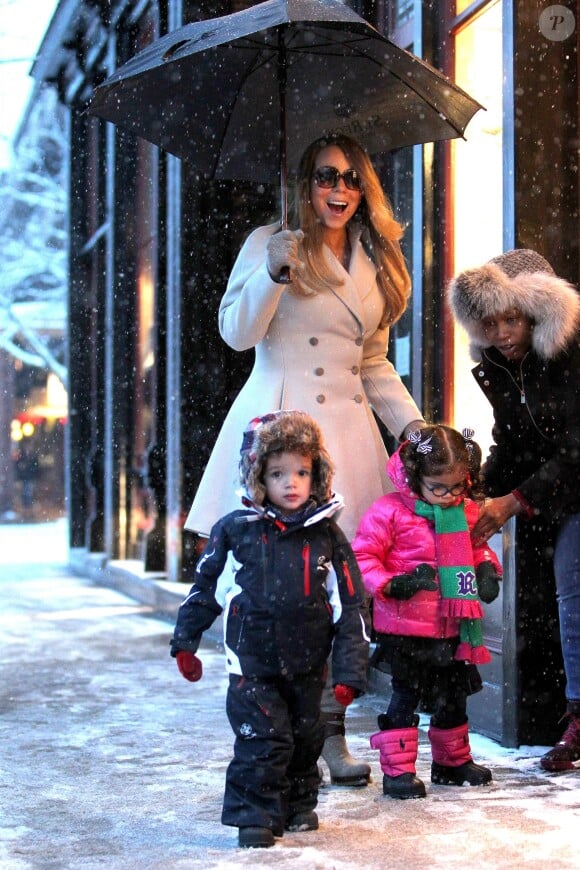 La chanteuse Mariah Carey et ses jumeaux Monroe et Moroccan font du shopping sous la neige pendant leur séjour à Aspen, le 20 décembre 2013.