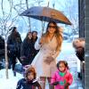 Mariah Carey et ses jumeaux Monroe et Moroccan font du shopping sous la neige pendant leur séjour à Aspen, le 20 décembre 2013.