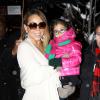 Mariah Carey et sa petite Monroe font du shopping sous la neige pendant leur séjour à Aspen, le 20 décembre 2013.