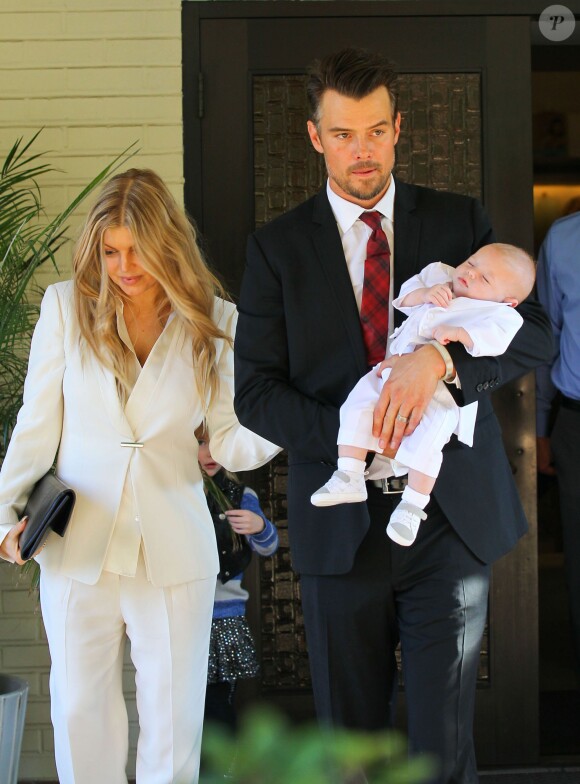 La chanteuse Fergie et son mari Josh Duhamel bâptisent leur fils Axl Jack dans une église à Brentwood, le 12 décembre 2013.