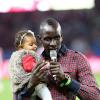 Le défenseur Mamadou Sakho avec sa fille Aïda pour dire au revoir aux supporters du PSG après le match contre l'AS Monaco au Parc des Princes le 22 septembre 2013.