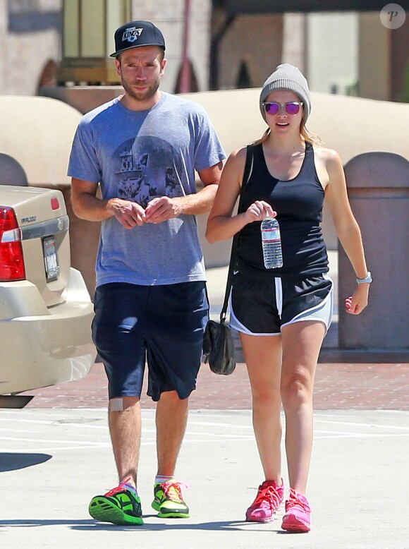 Exclusif - Teresa Palmer enceinte sort de son cours de gym avec son fiancé Mark Webber à Los Angeles, le 22 août 2013.