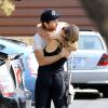 Teresa Palmer et Mark Webber s'embrassent à Los Angeles, le 23 mai 2013.