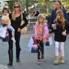 Denise Richards avec ses filles Sam, Lola et Eloise font du shopping de Noël de dernière minute à Santa Monica, le 22 décembre 2013.