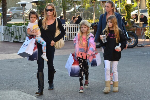 Denise Richards avec ses filles Sam, Lola et Eloise font du shopping de Noël de dernière minute à Santa Monica, le 22 décembre 2013.