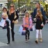 Denise Richards et ses filles Sam, Lola et Eloise dans les rues de Santa Monica, le 22 décembre 2013.
