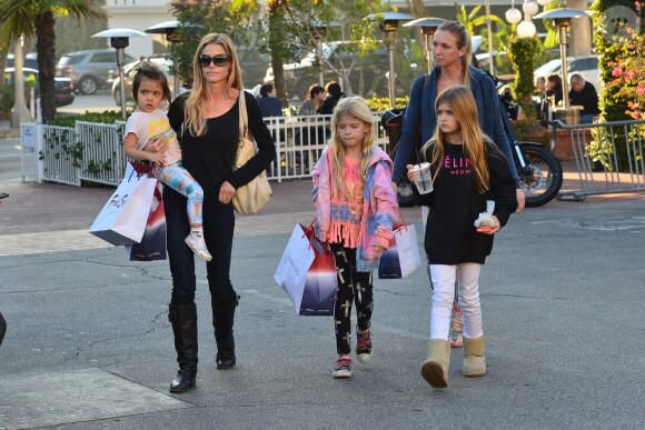 Denise Richards et ses filles Sam, Lola et Eloise dans les rues de Santa Monica, le 22 décembre 2013.