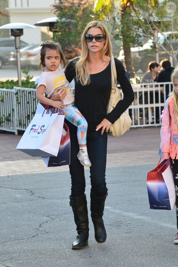 Denise Richards fait du shopping avec ses filles Sam, Lola et Eloise à Santa Monica, le 22 décembre 2013.