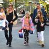 Denise Richards dans les rues de Santa Monica avec ses filles Sam, Lola et Eloise, le 22 décembre 2013.
