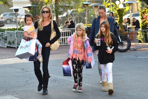 Denise Richards dans les rues de Santa Monica avec ses filles Sam, Lola et Eloise, le 22 décembre 2013.
