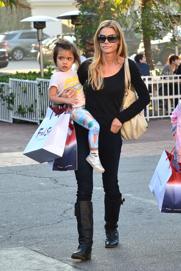 Denise Richards en compangie de ses filles Sam, Lola et Eloise à Santa Monica, le 22 décembre 2013.