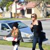 Denise Richards et sa fille Sam Sheen rendent visite à une connaissance dans un centre de désintoxication de Los Angeles, le 22 décembre 2013.
