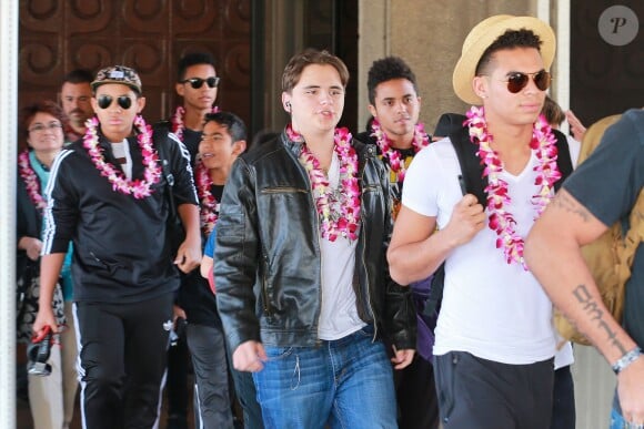 Prince et Blanket Jackson débarquent à l'aéroport d'Honolulu avec leurs cousins Jermajesty et Jaafar, le 23 décembre 2013.