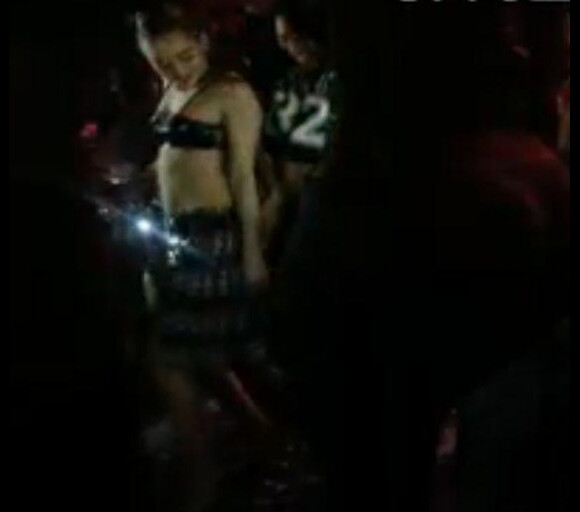 Party girl insatiable, Miley Cyrus a une nouvelle fois était surprise en plein lâchage dans une boîte de nuit de Miami, le 23 décembre 2013.
