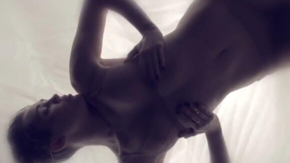 Miley Cyrus : Sexy et en chaleur sous la couette dans ''Adore You''
