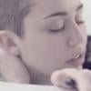 Miley Cyrus, très hot et provoc' dans son nouveau clip "Adore You", victime d'une "fuite" le 25 décembre 2013.
