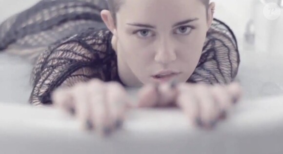 Miley Cyrus, très hot et provoc' dans son nouveau clip "Adore You", qui a été leaké le 25 décembre 2013.