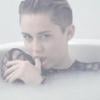 Miley Cyrus, très hot et provoc' dans son nouveau clip "Adore You", victime d'une "fuite" le 25 décembre 2013.