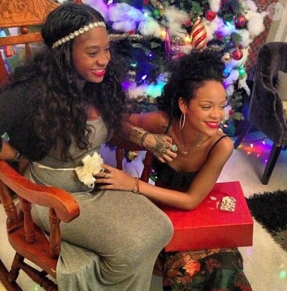 Rihanna et sa cousine enceinte, au pied du sapin.