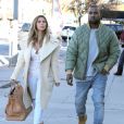Kim Kardashian et son fiancé Kanye West en pleine séance shopping à Los Angeles, le 26 décembre 2013.