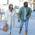 Kim Kardashian et son fiancé Kanye West en pleine séance shopping à Los Angeles, le 26 décembre 2013.