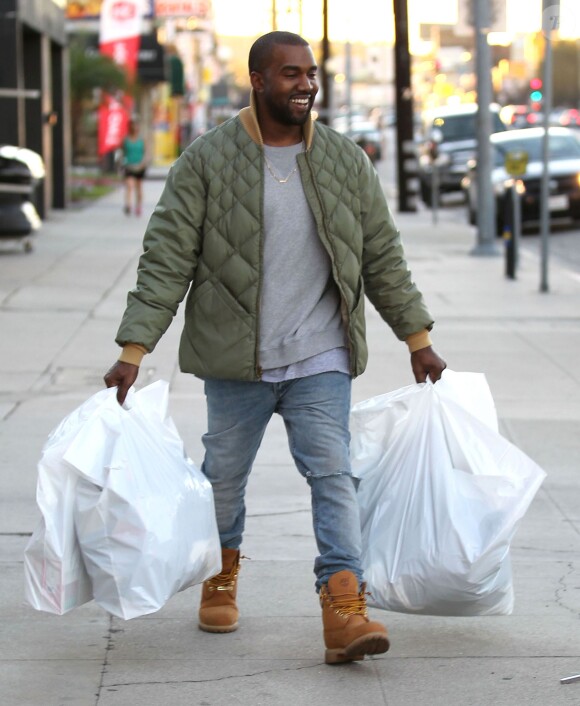 Kanye West, tout sourire à la sortie de la boutique Sports Limited à Los Angeles, le 26 décembre 2013.